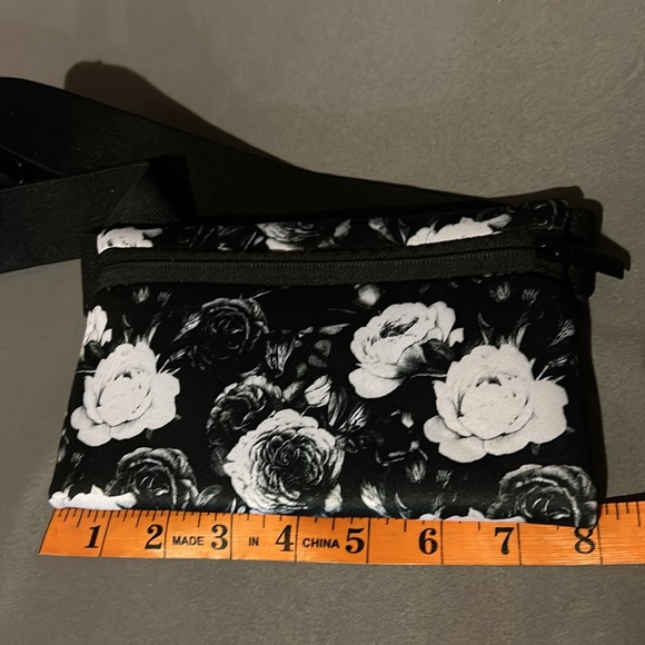 NWOT Black with white roses flat fanny pouch/belt bag - Picture 2 of 6